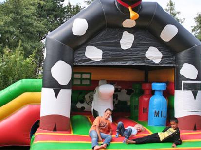 Hüpfburg Kuh Multiplay